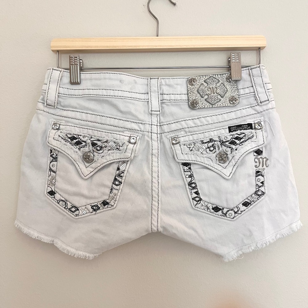 Miss Me Signature White Denim Shorts Embellished Sequin Flap Pocket Size 27 - Picture 2 of 11